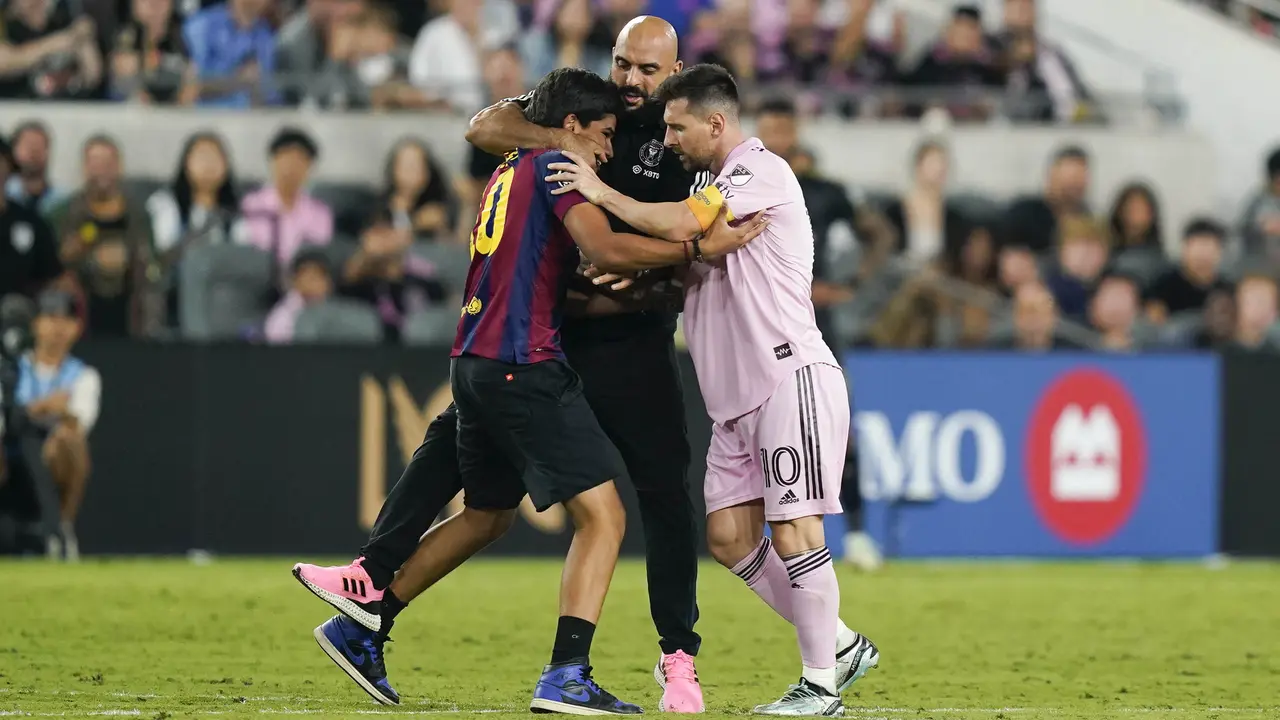 Foto: Aksi Sigap Bodyguard Lionel Messi Ringkus Penyusup yang Nekat Terobos Lapangan