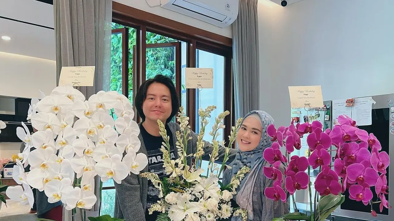 Roger Danuarta dan Cut Meyriska (https://www.instagram.com/p/CsiCQmcPbNJ/)