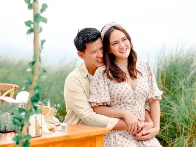 Jalani pernikahan hampir satu dekade, rumah tangga Shandy Aulia selalu tampil harmonis. Apalagi pasangan ini selalu kompak dan romantis dalam berbagai momen. Tidak jarang momen romantis ini kerap diunggah dalam media sosial Instagram. (Liputan6.com/IG/@shandyaulia)