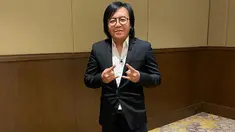 Ini dia penampilan Ari Lasso saat memakai setelan jas berwarna hitam dengan kemeja putih. Gaya rockernya pun tak pernah lepas darinya meski tengah menggunakan setelan formal. (Liputan6.com/IG/@ari_lasso)