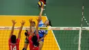 Pevoli putri Manokwari Valeria Papua Barat, Eki Nova Yuliani (kanan) melakukan smesh saat melawan Pertamina Energy pada laga Pertamina Proliga 2015 di Dome Sport Balikpapan, (6/2/2015). (Liputan6.com/Helmi Fithriansyah)