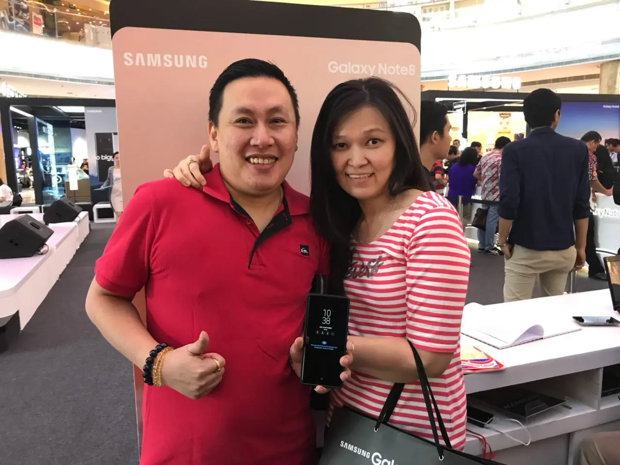 Zulfikar, ditemani sang istri, menjadi pembeli pertama Samsung Galaxy Note 8 di Lotte Shopping Avenue, Jakarta, Jumat (29/9/2017). (Liputan6.com/Agustinus M Damar)