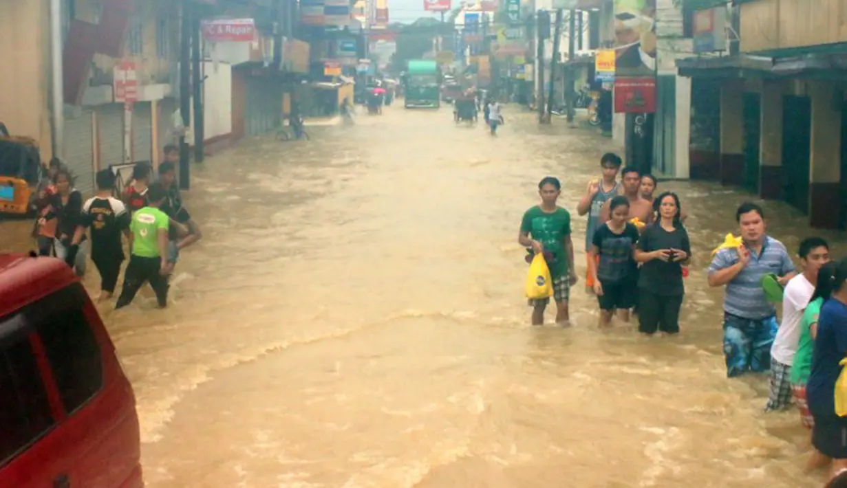 Banjir melanda Filipina di Kota Condon, Ilocos sur, Filipina, Senin (24/8/2015). Banjir tersebut akibat hujan deras yang dibawa oleh Topan Goni yang kini diperkirakan menuju Jepang. (AFP Photo)
