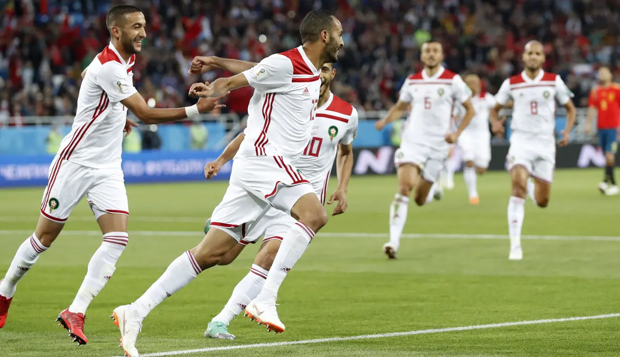 Gelandang Maroko, Khalid Boutib, merayakan gol ke gawang Spanyol pada laga grup B Piala Dunia di Stadion Kaliningrad, Kaliningrad, Senin (25/6/2018). Kedua negara bermain imbang 2-2. (AP/Petr David Josek)