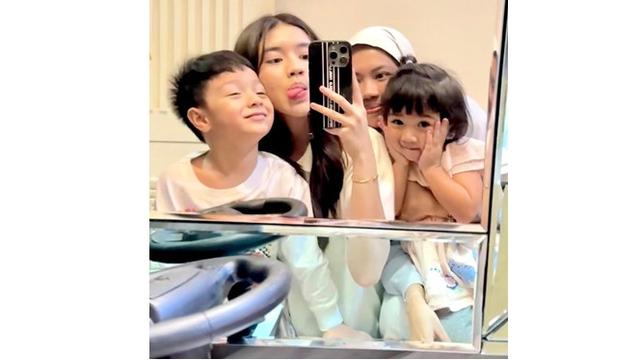 6 Potret Kompak Dua Putri Haldy Sabri dengan Anak Irish Bella, Main Bareng
