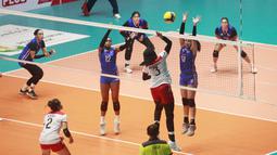 Pemain Timnas voli putri Indonesia, Megawati Hangestri (kanan), memukul bola ke area Timnas Filipina pada babak penyisihan grup A Kejuaraan Bola Voli putri AVC Challenge Cup 2023 di GOR Tri Dharma Gresik, Selasa (20/6/2023). (Bola.com/Dok. PBVSI)