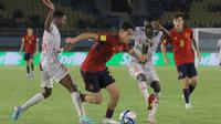 Pemain Timnas Spanyol U-17, Hector Fort (tengah) berusaha melewati hadangan pemain Mali U-17 dalam pertandingan babak penyisihan Grup B Piala Dunia U-17 di Stadion Manahan, Solo. Senin (13/11/2023). (Bola.com/Arief Bagus)