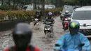 Sejumlah kendaran mencoba menerobos genangan air di kawasan Kuningan, Jakarta, Selasa (24/11). Jalur lambat di Jalan HR Rasuna Said, Kuningan, tampak dihindari pengendara karena terdapat genagan air setinggi 20 cm. (Liputan6.com/Faizal Fanani)