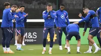 Gelandang timnas Inggris Phil Foden menendang bola selama sesi latihan tim di Burton-upon-Trent, Senin (13/6/2022). Laga antara Inggris vs Hungaria pada pekan keempat UEFA Nations League 22-23 akan digelar di Stadion Molineux, Wolverhampton, pada Rabu (15/6) dinihari WIB. (Oli SCARFF / AFP)