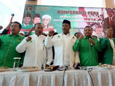 Sejumlah penggurus DPD PPP dan Pemuda PPP mengepalkan tangan saat konferensi pers terkait dugaan pengambilan paksa kantor pusat PPP di Jalan Diponegoro nomor 60 oleh kubu PPP kubu Romahurmuziy  di Jakarta, Rabu (14/12). (Liputan6.com/Johan Tallo)