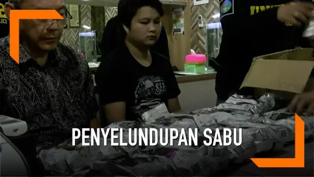 WNA asal China ditangkap petugas Satnarkoba Polres Jakarta Barat saat mengambil paket di kantor pos. Paket berisi 19 bungkus sabu asal amerika. Petugas menggelandang tersangka ke Mapolres Jakarta Barat.