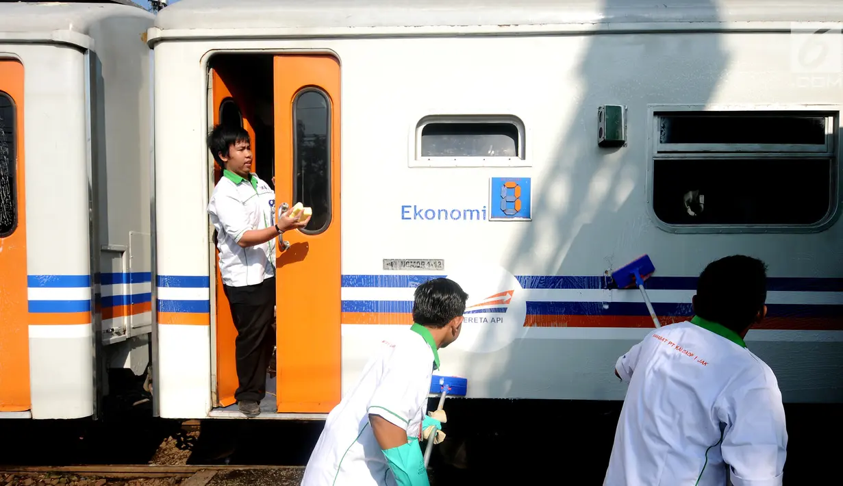 Sejumlah anggota komunitas pecinta kereta api melakukan bersih bersih gerbong di Stasiun Senen, Jakarta, Jumat (9/6). PT KAI melakukan perawatan gerbong kereta api yang akan digunakan untuk mudik Lebaran 1438 H. (Liputan6.com/Helmi Fithriansyah)