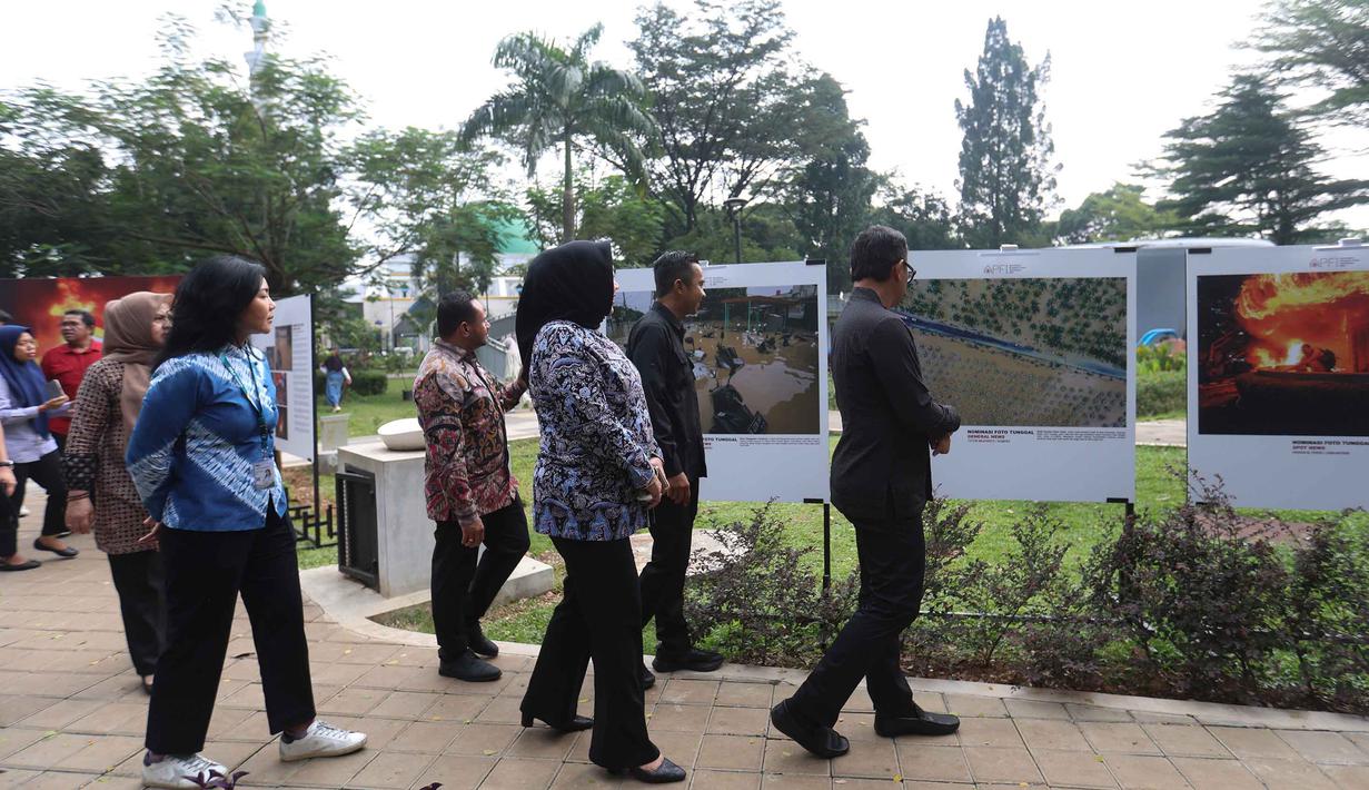Tidak hanya itu, APFI menjadi ruang apresiasi bagi karya-karya pewarta foto dari berbagai daerah di Indonesia sekaligus momentum memperkuat solidaritas di tengah tantangan industri media yang terus berubah. Tampak dalam foto, Wakil Menteri Dalam Negeri (Wamendagri), Bima Arya Sugiarto (kanan) didampingi Ketua Pewarta Foto Indonesia (PFI) Nasional, Dwi Pambudo melihat foto-foto pemenang ajang Anugerah Pewarta Foto Indonesia 2026 di halaman Auditorium Sekretariat Daerah Kabupaten Bogor, Jawa Barat, Jumat (8/5/2026). (Kapanlagi.com/Budy Santoso)