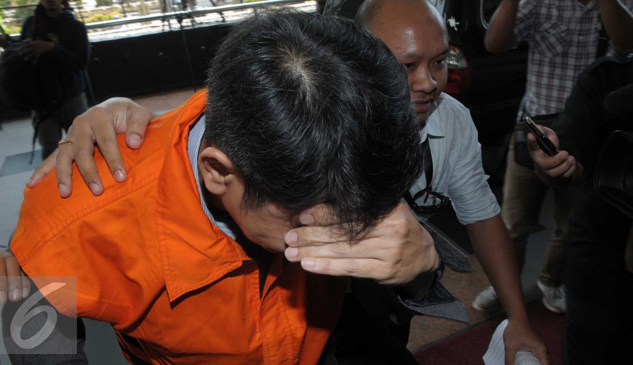 Trinanda Prihantoro dicokok KPK dalam operasi tangkap tangan Kamis pekan lalu. Trinanda diduga bertransaksi suap untuk memuluskan pembahasan Rancangan Peraturan Daerah Reklamasi Pantai DKI Jakarta, Jakarta, Sabtu (4/4). (Liputan6.com/Helmi Afandi)