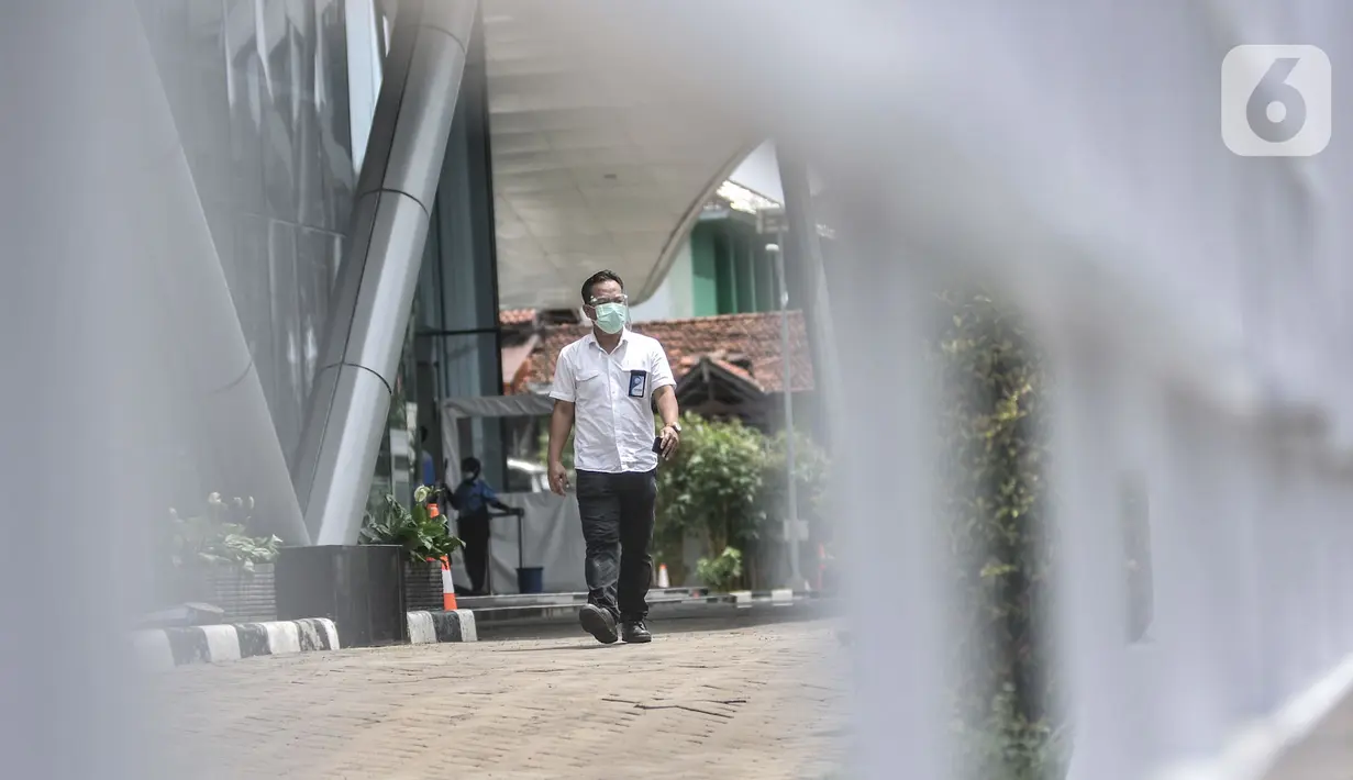 Aktivitas pekerja terlihat di lobi Gedung Mina Bahari KKP, Jakarta, Rabu (25/11/2020). Gedung Mina Bahari KKP dijaga ketat, baik untuk pekerja maupun awak media pasca OTT oleh KPK yang menjerat Menteri KKP Edhy Prabowo di Bandara Soekarno Hatta pada dini hari tadi. (merdeka.com/Iqbal S. Nugroho)