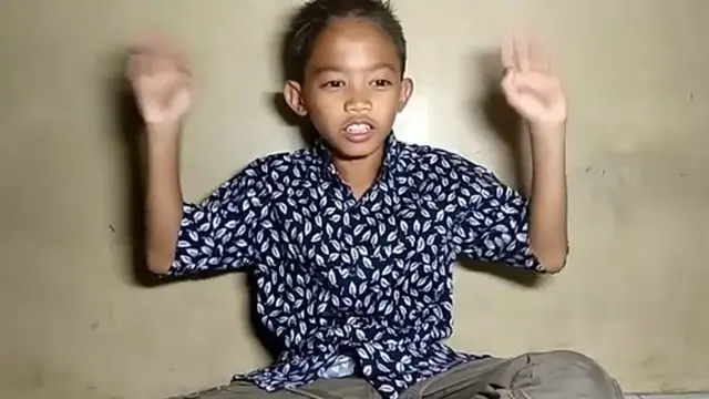 Harlan Bagikan Selebaran Promosi Youtube Demi Naikkan Haji Orangtua