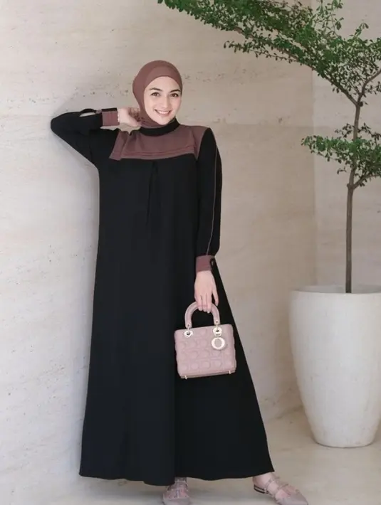 Citra Kirana tampil elegan dengan gamis warna hitam dipadukan kerudung coklat dan tas lady Diornya. @citraciki