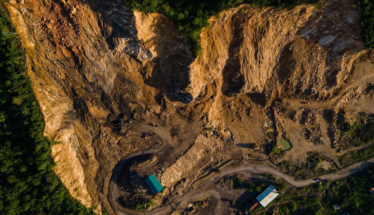 Foto udara menunjukkan pemandangan umum lokasi penambangan pasir ilegal pada Hari Bumi di Peukan Bada, Aceh, pada Rabu 22 April 2026. Hari Bumi yang diperingati setiap 22 April seringkali menampilkan jurang antara perayaan simbolis dan kerusakan lingkungan nyata. (CHAIDEER MAHYUDDIN/AFP)
