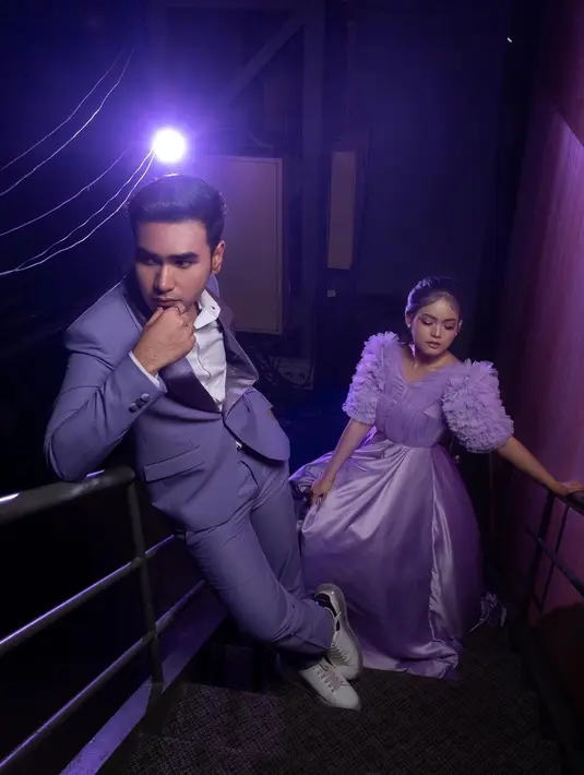 Selain membawa pulang piala duo, Hari LIDA membawa 3 piala kemenangan dari kategori yang berbeda. Yakni, Penyanyi Dangdut Solo Pria Terpopuler, Sosial Media Darling, hingga kategori Grup Dangdut/Daerah Terpopuler bersama JD Eleven. (Liputan6.com/IG/hariiputraa_lida2020)