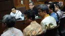Terdakwa dugaan korupsi proyek e-KTP Setya Novanto (kedua kiri) menyimak keterangan saksi di Pengadilan Tipikor, Jakarta, Kamis (22/2). Tujuh saksi hadir di antaranya Dirut PT Quadra Solutions Anang Sugiana Sudihardjo. (Liputan6.com/Helmi Fithriansyah)