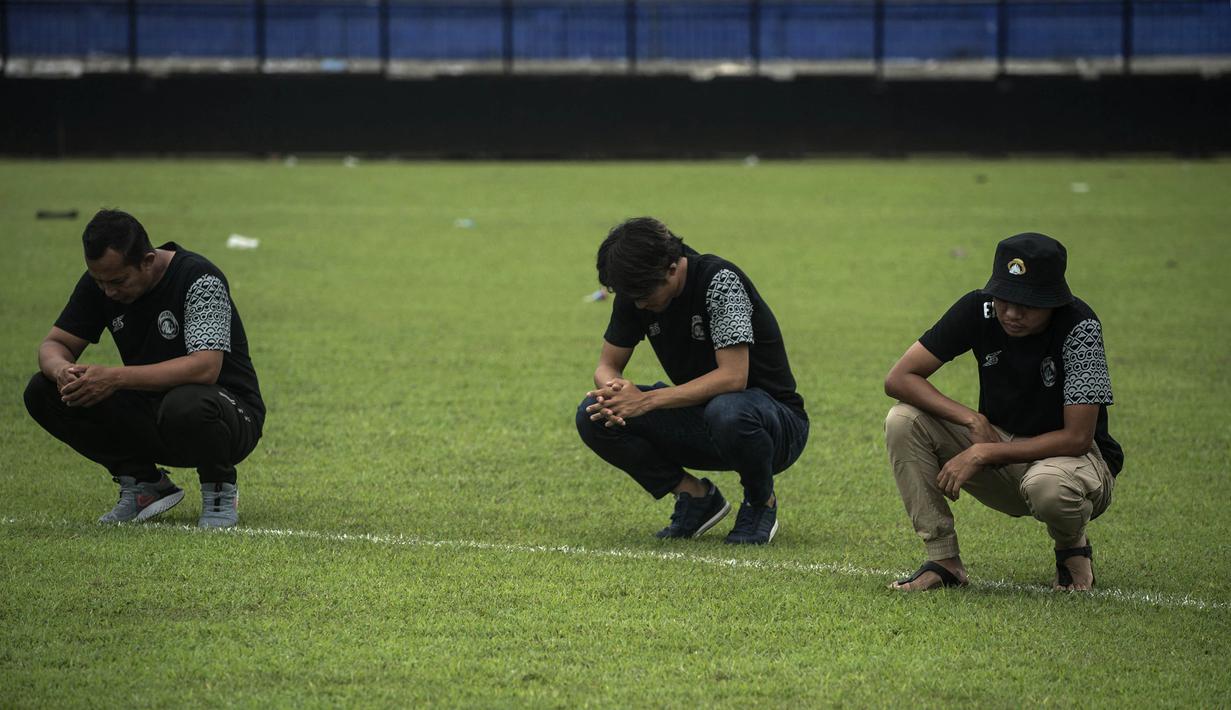 Evan Dimas (kanan) terlihat terpukul atas tragedi yang menewaskan 125 orang tersebut. (AFP/Juni Kriswanto)