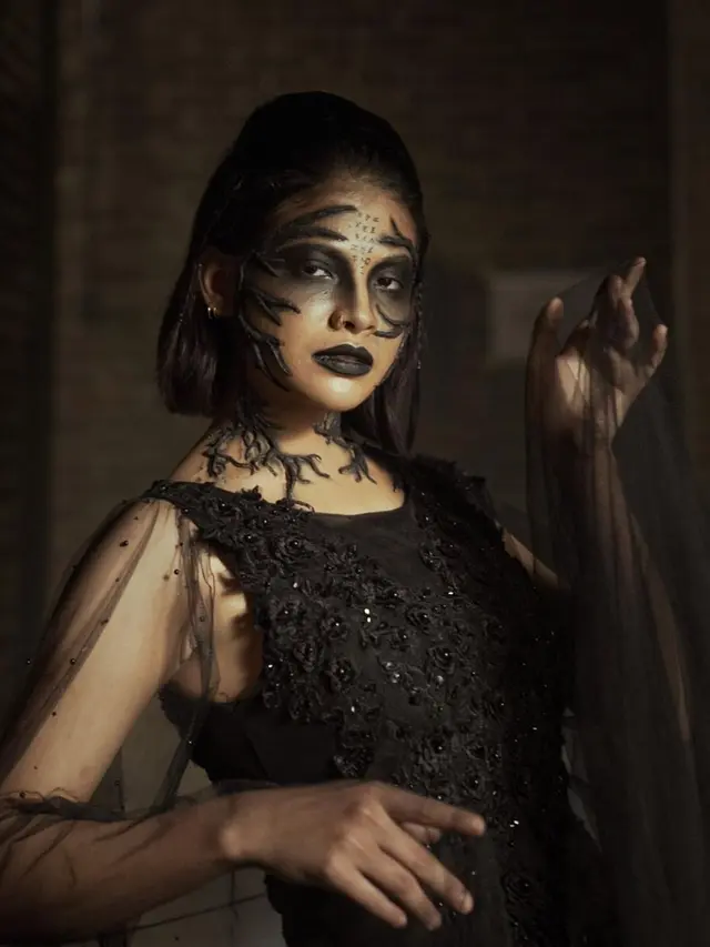6 Potret Sara Fajira Tampil dengan Makeup Tebal, Gayanya Curi Perhatian