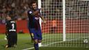 Striker Barcelona, Luis Suarez, merayakan gol yang dicetaknya ke gawang Girona, pada laga La Liga Spanyol di Stadion Montilivi, Girona, Sabtu (23/9/2017). Girona kalah 0-3 dari Barcelona. (AFP/Josep Lago)