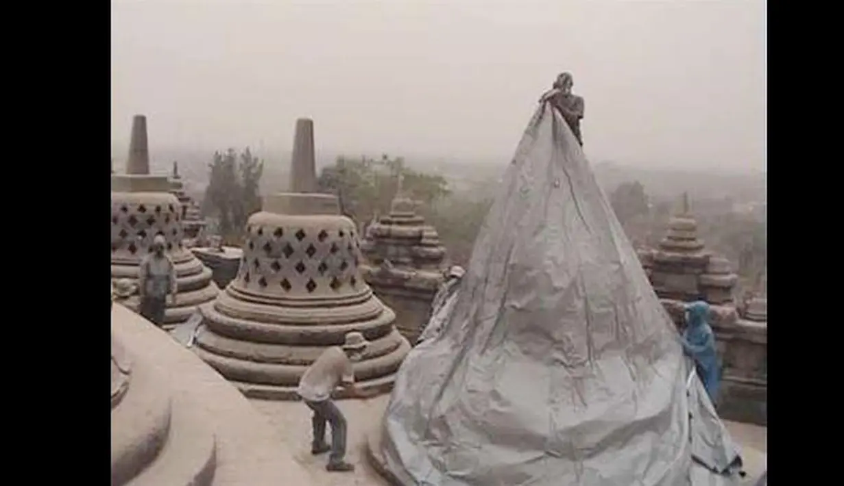 Borobudur di Magelang juga terkena hujan abu gunung Kelud. Tampak para petugas sedang menutupi stupa dengan penutup khusus (@FijiTourTravel)