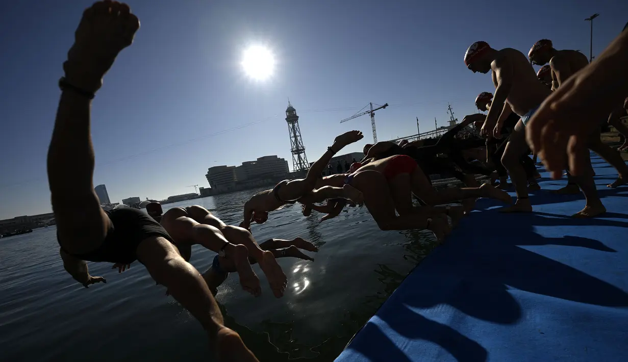 Sebanyak sekitar 300 peserta berlomba renang sejauh 200 meter saat mengikuti tradisi lomba renang unik saat natal di pelabuhan tua Barcelona (Port Vell Barcelona), Spanyol, Senin (25/12/2023) waktu setempat. (AFP/Josep Lago)