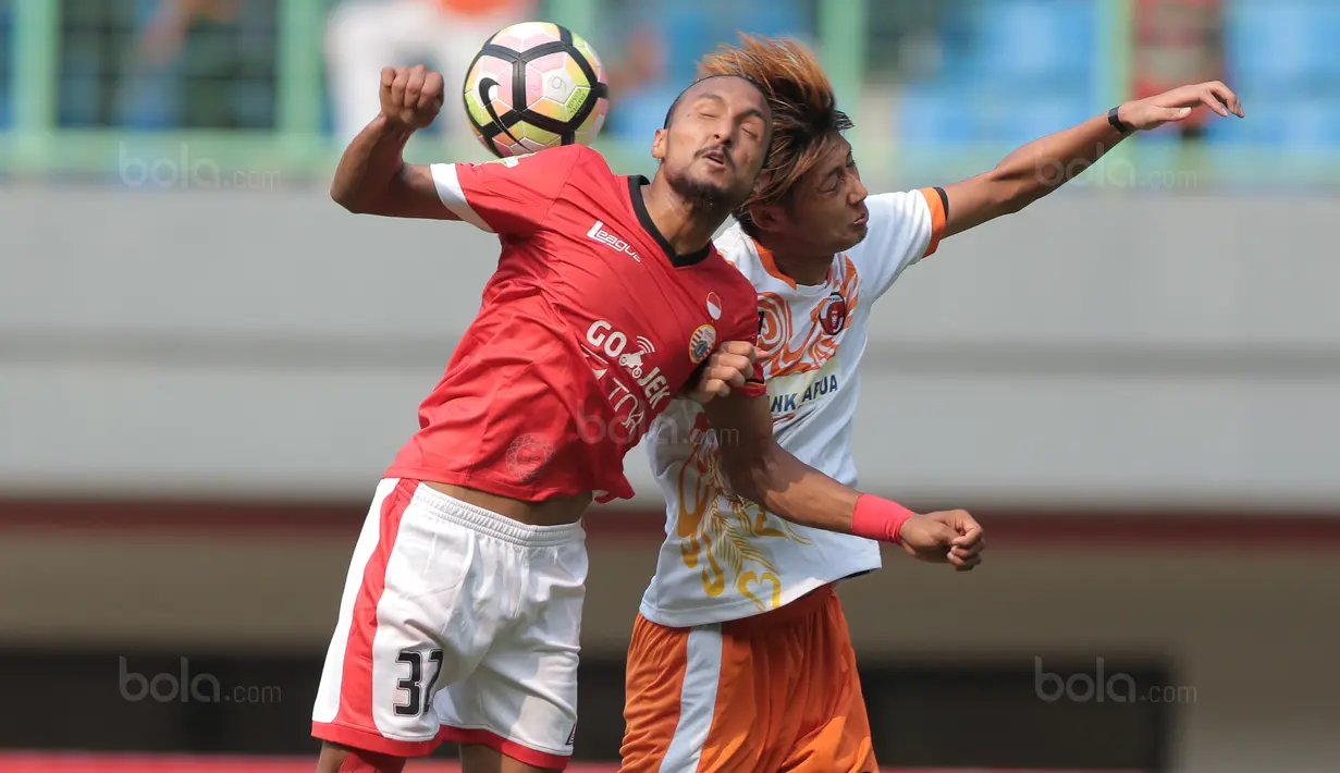 Duel pemain Persija Jakarta, Rohit Chand (kiri) dan pemain Perseru Serui, Karube Ryutaro pada lanjutan Liga 1 2017 di Stadion Patriot Bekasi, Selasa (19/9/2017). Persija menang 1-0. (Bola.com/Nicklas Hanoatubun)
