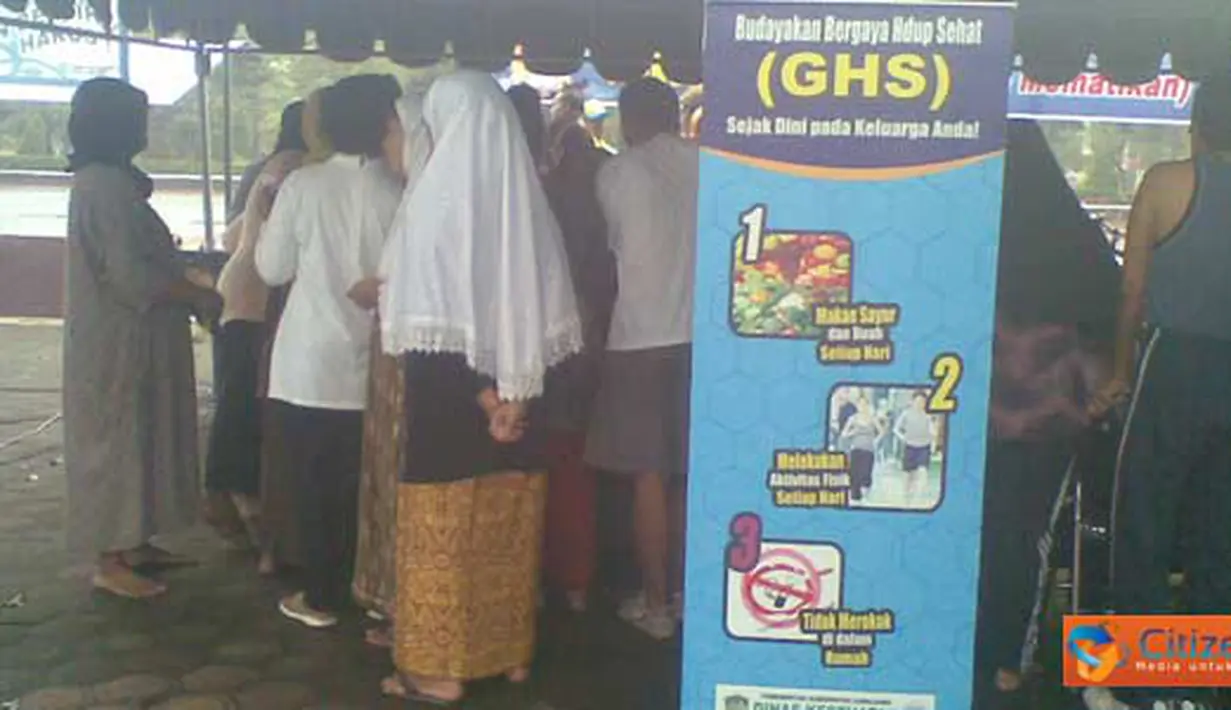 Citizen6, Lumajang: Antusiasme masyarakat Lumajang menyambut Car Free Day sekaligus memperingati Hari Kesehatan Sedunia tahun 2011 ini terlihat dari banyaknya warga yang datang di Alun-alun Kota Lumajang, Minggu (10/4).(Pengirim: Eko Yuli)