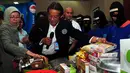 Pihak BNN memperlihatkan barang bukti berupa peralatan dan bahan membuat kue berhasil diamankan BNN, Jakarta, Senin (13/4/2015). BNN berhasil menangkap lima orang tersangka di kawasan Blok M. (Liputan6.com/ Yoppy Renato)
