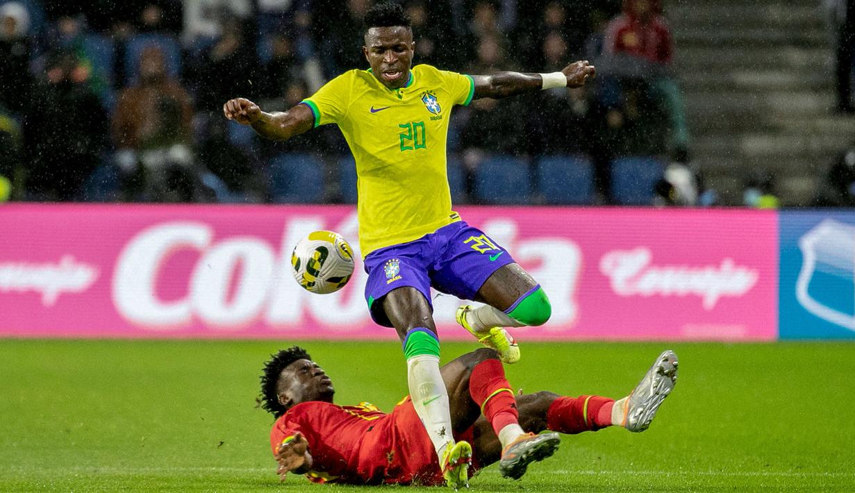 Vinicius Junior merupakan salah satu bagian terpenting di skuad Real Madrid pada beberapa musim terakhir. Bahkan, pemuda 22 tahun itu sudah meraih hampir gelar major bersama Los Blancos. Ia merupakan pemain dengan kemampuan dribel dan kecepatan di atas rata-rata serta skillfull dalam mengolah bola. Bersama Timnas Brasil, Vini sudah mengemas 15 caps dan mencetak satu gol. Di Piala Dunia 2022 nanti, ia menjadi salah satu debutan yang paling layak dinantikan aksinya. (AFP/Lou Benoist)