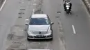 Kendaraan melintasi jalan berlubang di kawasan Gunung Sahari, Jakarta, Selasa (29/1). Jalan rusak dan berlubang di sepanjang Jalan Gunung Sahari tersebut dapat membahayakan pengendara yang melintas. (Merdeka.com/Iqbal S. Nugroho)
