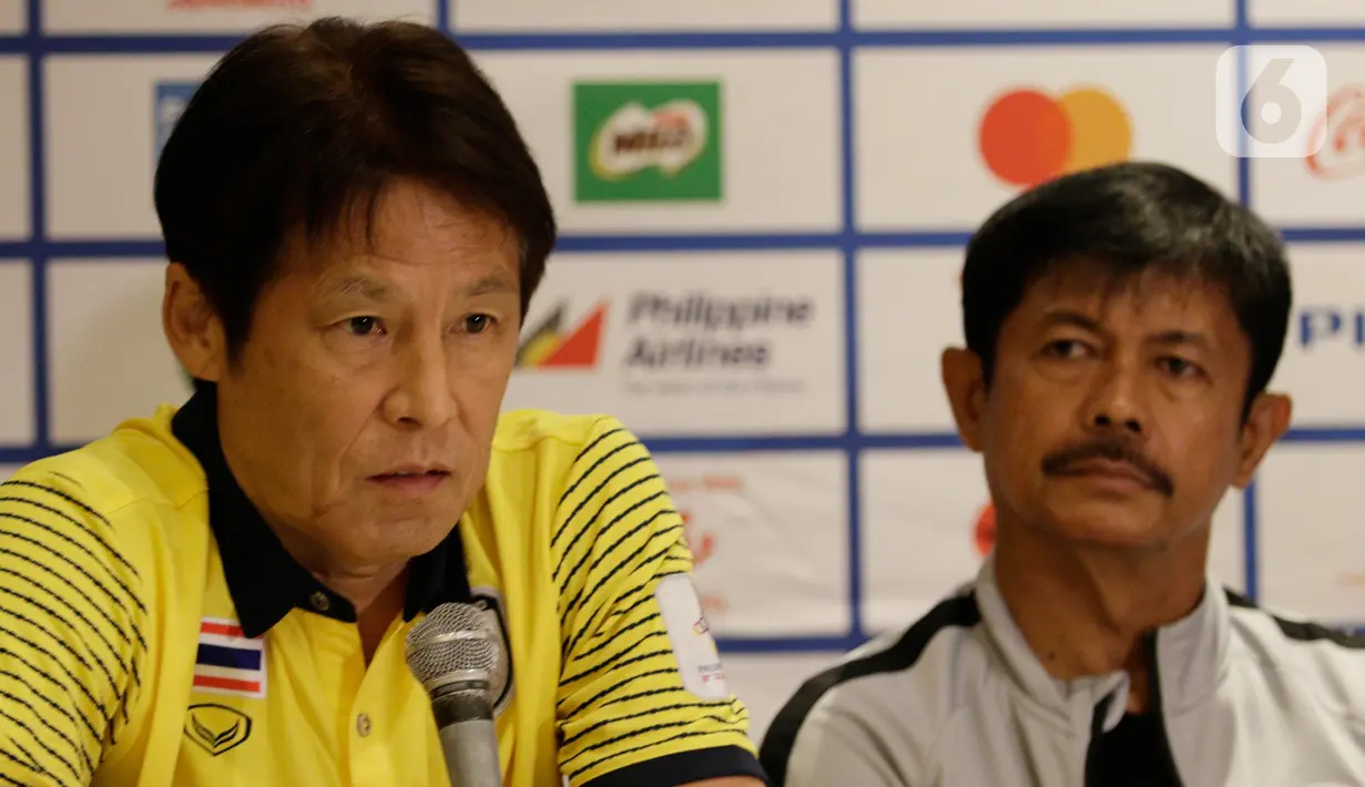 Pelatih Timnas Thailand U-22, Akira Nishino, memberikan keterangan kepada awak media dalam jumpa pers di Hotel Century Park, Manila, Minggu (24/11/2019). Cabang sepak bola SEA Games 2019 akan mulai bertanding Senin (25/11) esok. (Bola.com/M Iqbal Ichsan)