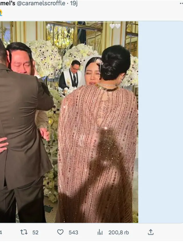 Tangis Kevin Sanjaya Sukamuljo Pecah Saat Dipeluk Hary Tanoe Sang Ayah Mertua Usai Resmi Jadi Suami Valencia Tanoesoedibjo. (Twitter @caramelscroffle)