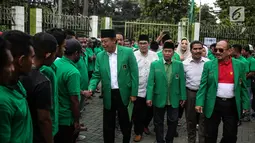 Ketum PPP Djan Faridz tiba di DPP PPP di Jakarta, Kamis (20/7). Djan meminta seluruh kader dan simpatisan PPP tetap menjalin hubungan baik dengan menjaga persatuan dan kesatuan demi membesarkan kembali PPP. (Liputan6.com/Faizal Fanani)
