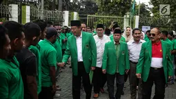 Ketum PPP Djan Faridz tiba di DPP PPP di Jakarta, Kamis (20/7). Djan meminta seluruh kader dan simpatisan PPP tetap menjalin hubungan baik dengan menjaga persatuan dan kesatuan demi membesarkan kembali PPP. (Liputan6.com/Faizal Fanani)