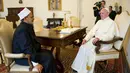 Paus Fransiskus (kanan) dan Imam Besar Al-Azhar Sheikh Ahmed Mohamed el-Tayeb tampak berbincang selama melakukan audiensi pribadi di Istana Apostolik, Vatikan, Senin (23/5). (Handout/Osservatore Romano/AFP)