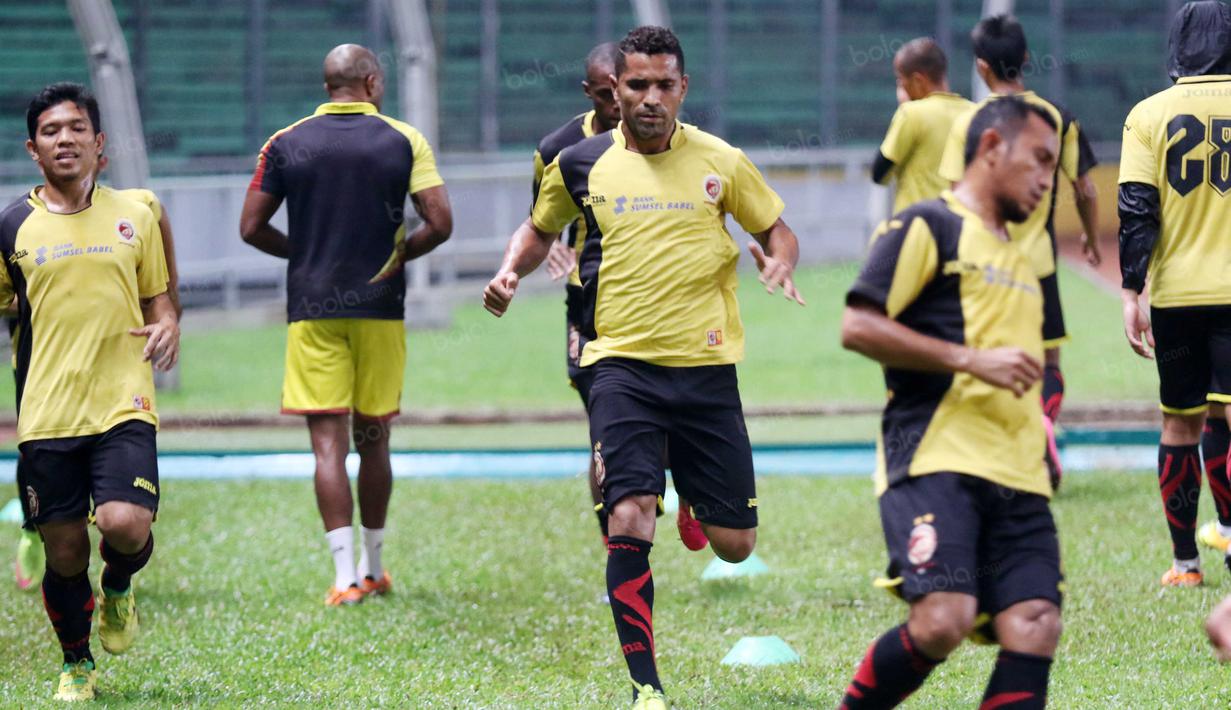 Alberto Gocalves dan rekan-rekannya berlatih daya tahan fisik jelang laga Torabika SC 2016 melawan Persija Jakarta di Stadion Utama Gelora Bung Karno, Kamis (23/6/2016). (Bola.com/Nicklas Hanoatubun)