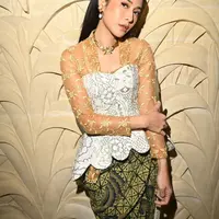 Lihat di sini tampilan Dian Sastrowardoyo dalam balutan kebaya di Hari Kartini 2025. [@therealdisastr].