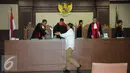 M. Sanusi bersalaman dengan Hakim Anggota usai menjalani sidang lanjutan di Pengadilan Tipikor, Jakarta Pusat, Kamis (29/12). (Liputan6.com/Helmi Affandi)