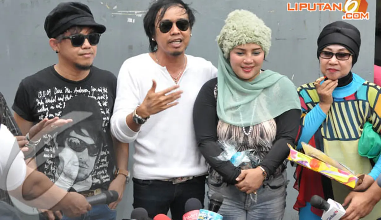 Ian mengaku pertemuan dengan Depe di dalam rutan berlangsung hangat. Bahkan Ian mengaku digoda Depe saat menjenguknya, Jumat (11/4/2014) (Liputan6.com/Panji Diksana).