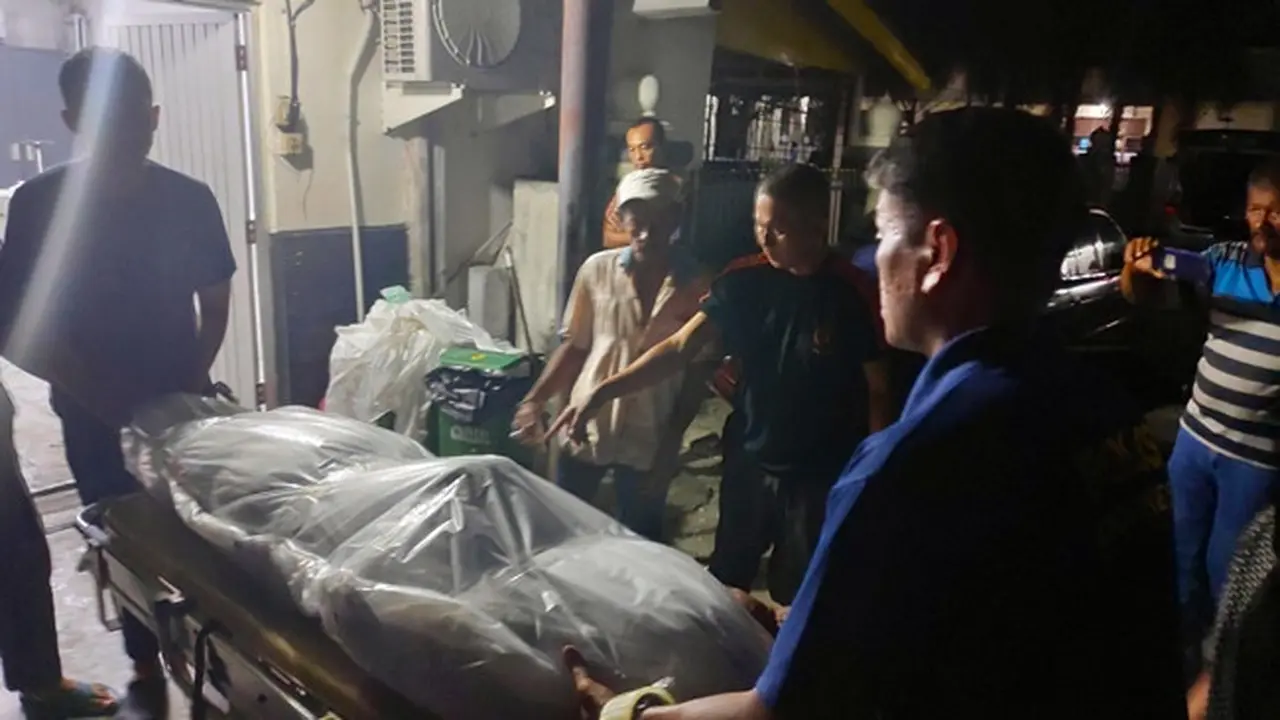 Jenazah pengusaha tepung di Pekanbaru dibawa keluarga dari kamar mayat RS Bhayangkara Polda Riau.