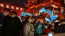 Orang-orang mengunjungi Taman Yu menjelang Tahun Baru Imlek Kelinci, di Shanghai pada 9 Januari 2023. Taman ini dapat diakses dari Stasiun Yuyuan, Shanghai Metro Jalur 4 dan Jalur 10. (AFP/Hector Retamal)