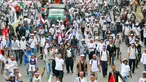Massa dari Pergerakan Pelaut Indonesia (PPI) berunjuk rasa di Jalan Merdeka Barat, Jakarta, Kamis (12/5). Dalam aksinya, massa menuntut pemerintah memperhatikan kesejahteraan dan peningkatan upah mereka. (Liputan6.com/Yoppy Renato)