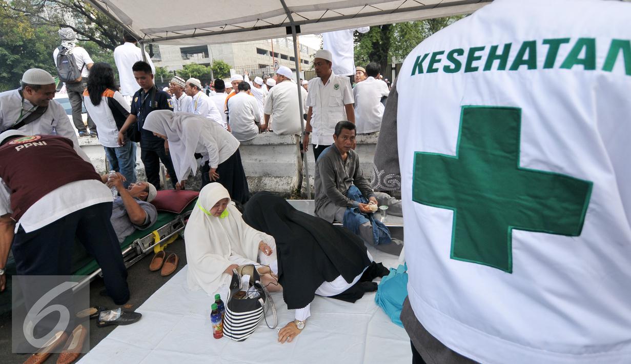 Seorang demonstran yang kelelahan sedang istirahat di posko kesehatan, Jakarta, Jumat (4/11). Relawan kesehatan siaga bantu para demonstran yang kelelahan atau sakit saat aksi demo. (Liputan6.com/Yoppy Renato)