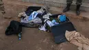 Petugas memperlihatkan granat dan perlengkapan lainnya milik sekelompok militan yang melakukan aksi penyanderaan di Hotel Radisson Blu di Mali, Jumat (20/11). Aksi penyanderaan yang berlangsung selama 9 jam itu menewaskan 27 orang. (REUTERS/Joe Penney)