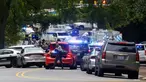 Penegakan hukum berkumpul setelah ada laporan tentang "orang bersenjata dan berbahaya" di Universitas North Carolina, Chapel Hill, North Carolina, Amerika Serikat, Senin (28/8/2023). (Kaitlin McKeown/The News & Observer via AP)