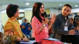 Wapemred SCTV, Endah Saptorini dan tim juri melakukan penilaian kepada peserta News Presenter Competition babak grand final di Kampus Negeri Semarang, Jawa Tengah, Kamis (6/4). (Liputan6.com/Yoppy Renato)